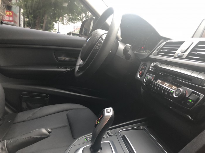 Bán BMW 3 Series 320i sản xuất 2016 đăng ký 05.2018 màu đỏ Biển Hà Nội.
