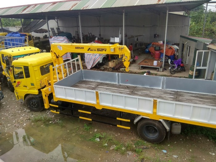 Xe tải gắn cẩu tự hành mới và nhận đóng cẩu