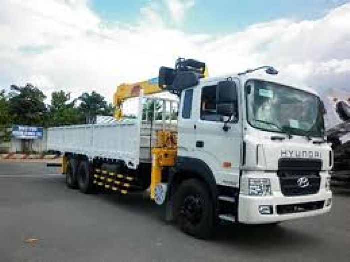 Xe tải gắn cẩu tự hành mới và nhận đóng cẩu