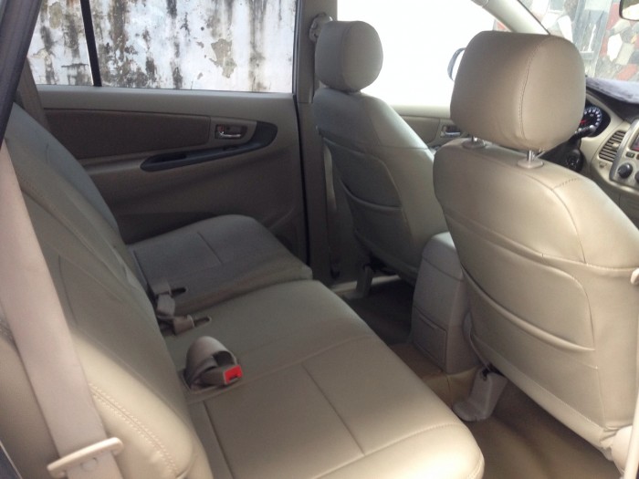 Cần bán xe Toyota Innova 2015 số tay màu bạc