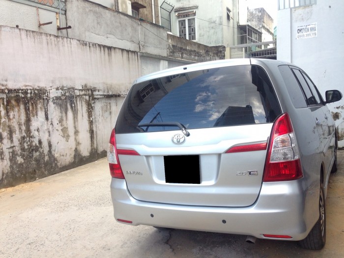 Cần bán xe Toyota Innova 2015 số tay màu bạc