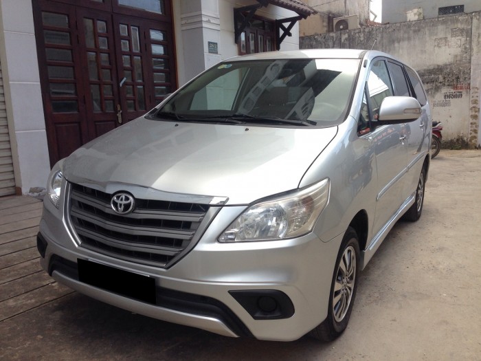Cần bán xe Toyota Innova 2015 số tay màu bạc