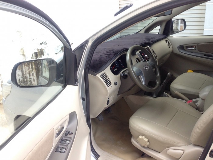 Cần bán xe Toyota Innova 2015 số tay màu bạc