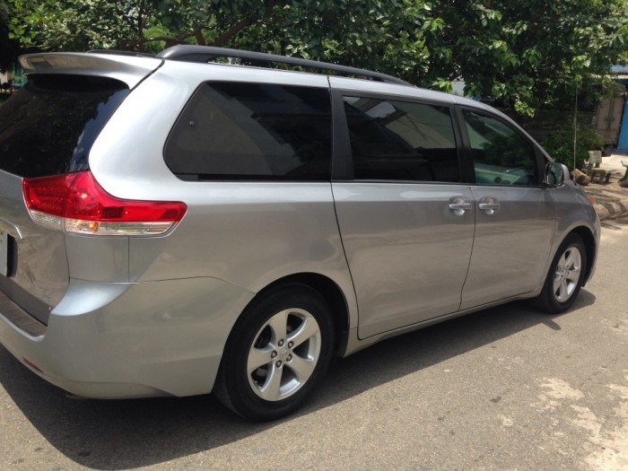 Bán xe Toyota Sienna đời 2011 nhập khẩu Mỹ, màu bạc
