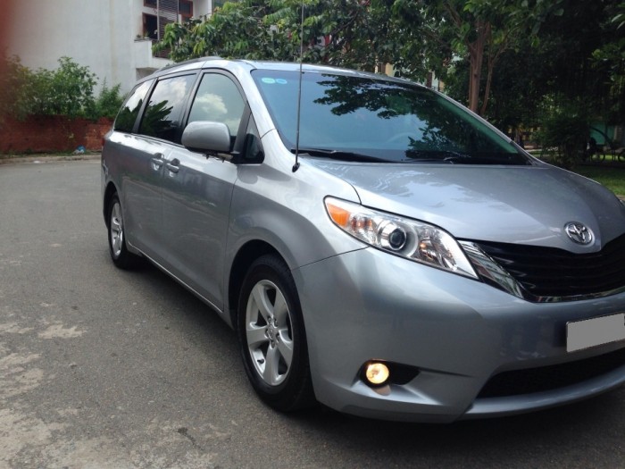 Bán xe Toyota Sienna đời 2011 nhập khẩu Mỹ, màu bạc
