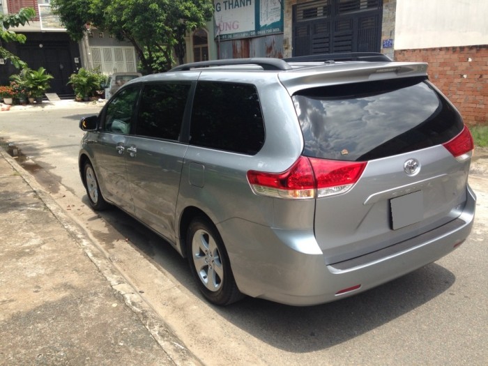 Bán xe Toyota Sienna đời 2011 nhập khẩu Mỹ, màu bạc
