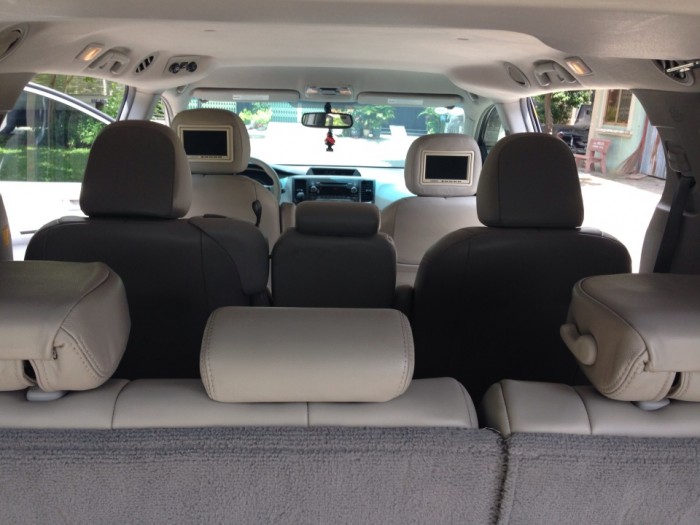 Bán xe Toyota Sienna đời 2011 nhập khẩu Mỹ, màu bạc