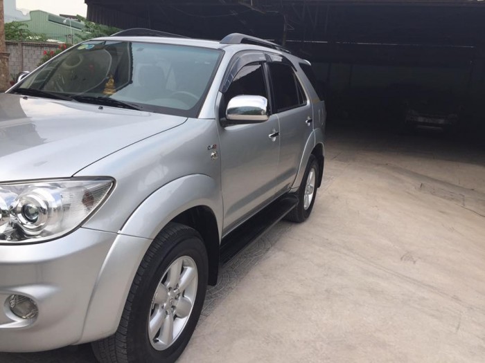 Cần bán xe Toyota Fortuner 2010 số sàn máy dầu, màu xám bạc