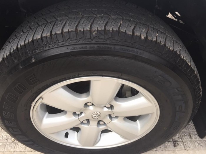 Cần bán xe Toyota Fortuner 2010 số sàn máy dầu, màu xám bạc