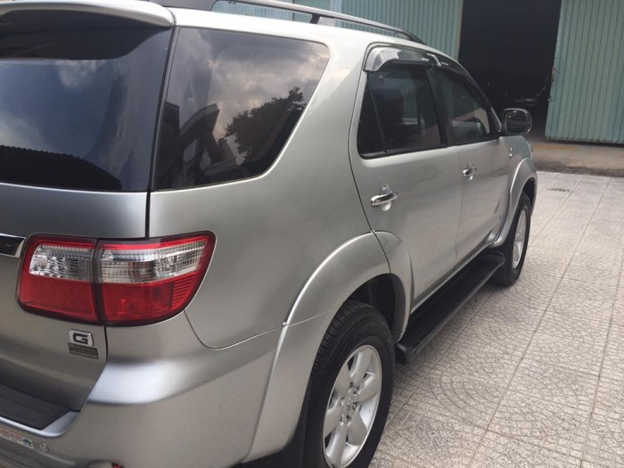 Cần bán xe Toyota Fortuner 2010 số sàn máy dầu, màu xám bạc