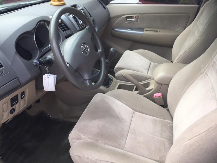 Cần bán xe Toyota Fortuner 2010 số sàn máy dầu, màu xám bạc