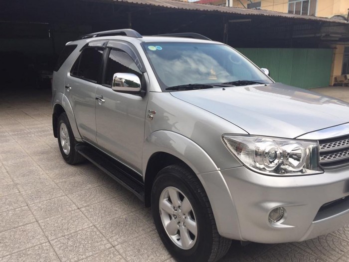 Cần bán xe Toyota Fortuner 2010 số sàn máy dầu, màu xám bạc