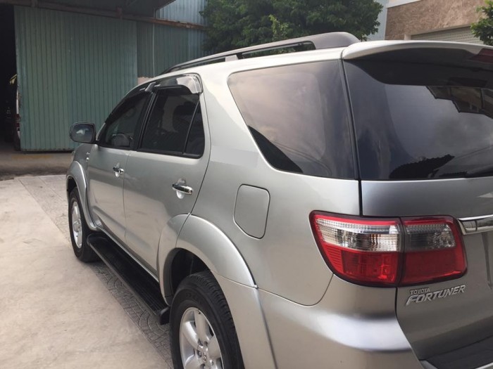 Cần bán xe Toyota Fortuner 2010 số sàn máy dầu, màu xám bạc