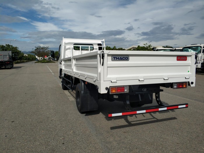 Bán xe tải nhật bản Mitsubishi Canter 4.99 tải trọng 2 tấn 2, đời 2018.