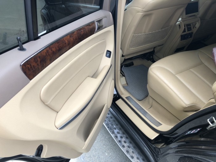 Mercedes GL550 sx 2010 đen huyền thoại nhé.