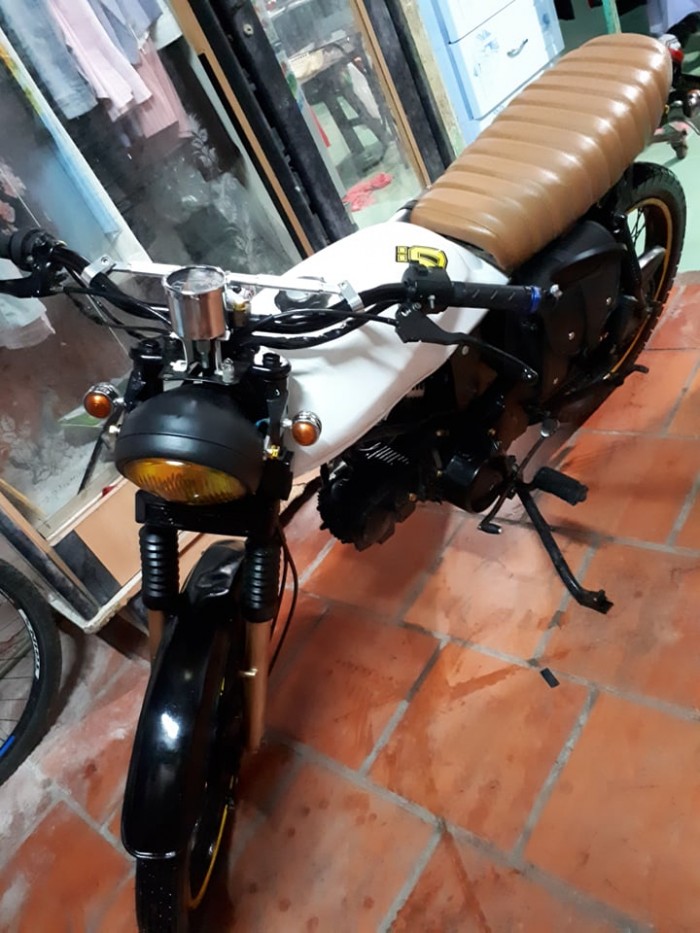 Win độ Cafe Racer lai Tracker.