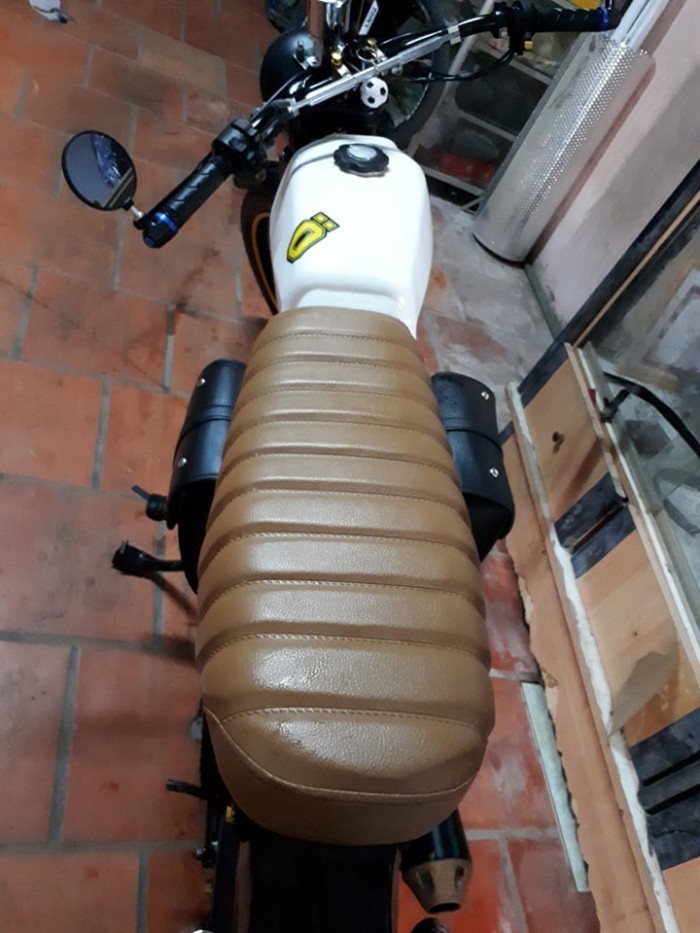 Win độ Cafe Racer lai Tracker.