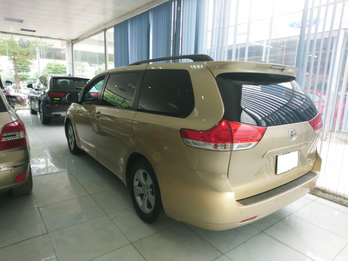 Toyota Sienna 2.7LE Model 2011 màu vàng cát