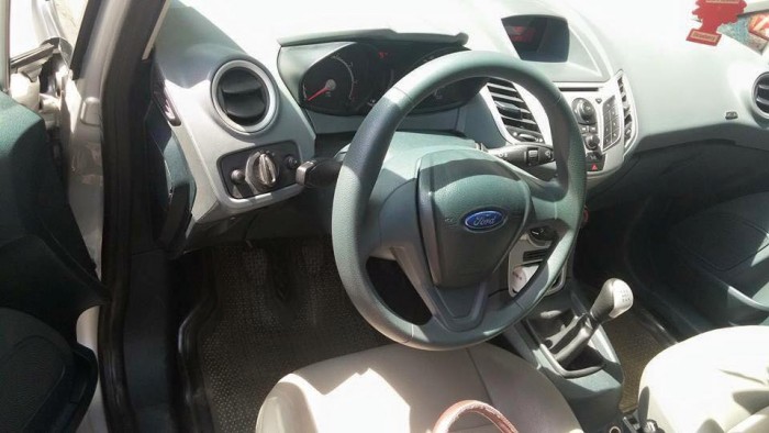 Cần bán xe Ford Fiesta 2012 số sàn màu xám bạc