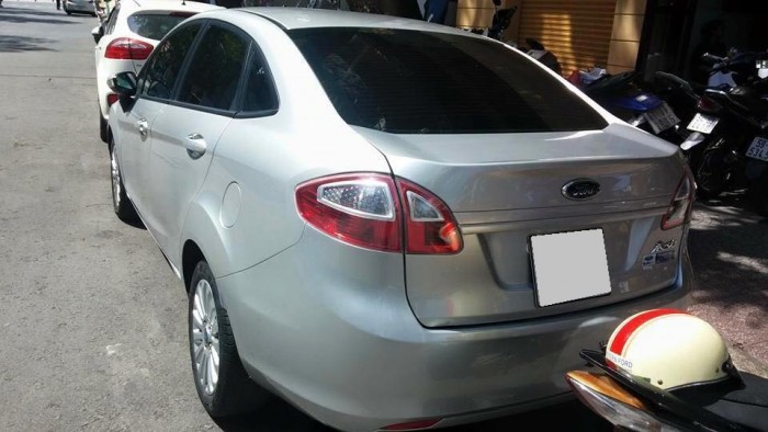 Cần bán xe Ford Fiesta 2012 số sàn màu xám bạc