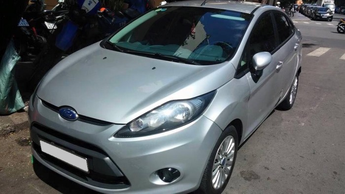 Cần bán xe Ford Fiesta 2012 số sàn màu xám bạc