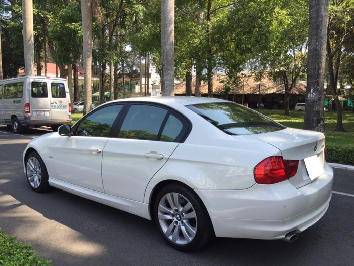 Gia đình cần bán BMW 320i trùm mền ít đi, sản xuất 2010, màu trắng,