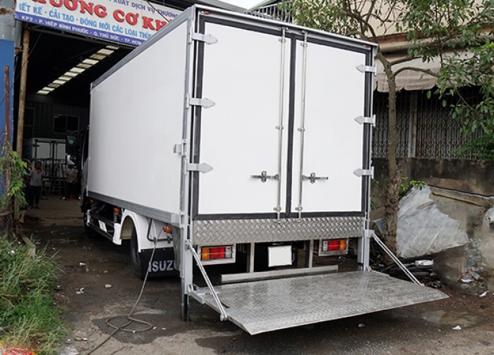 Xe tải isuzu 3.5 tấn thùng kín inox có bửng nâng, trả trước 100 triệu, giao xe ngay