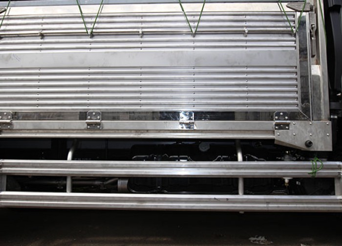 Xe tải isuzu 1t9 thùng mui bạt, có bửng nâng - Trả trước 100 triệu giao luôn xe