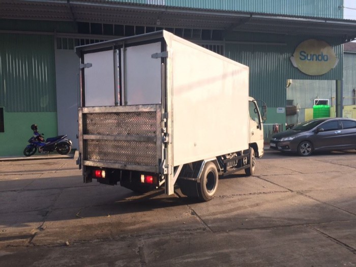 Xe tải isuzu 2t4 thùng kín có bửng nâng, trả trước 100 triệu giao xe luôn