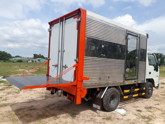 Xe tải isuzu 2t4 thùng kín có bửng nâng, trả trước 100 triệu giao xe luôn