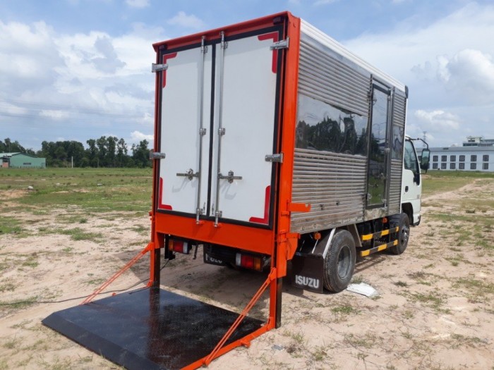 Xe tải isuzu 2t4 thùng kín có bửng nâng, trả trước 100 triệu giao xe luôn