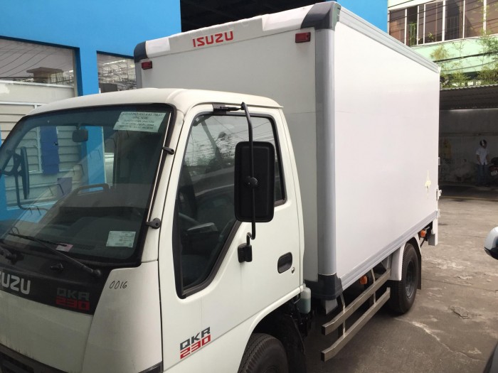 Xe tải isuzu 2t4 thùng kín có bửng nâng, trả trước 100 triệu giao xe luôn