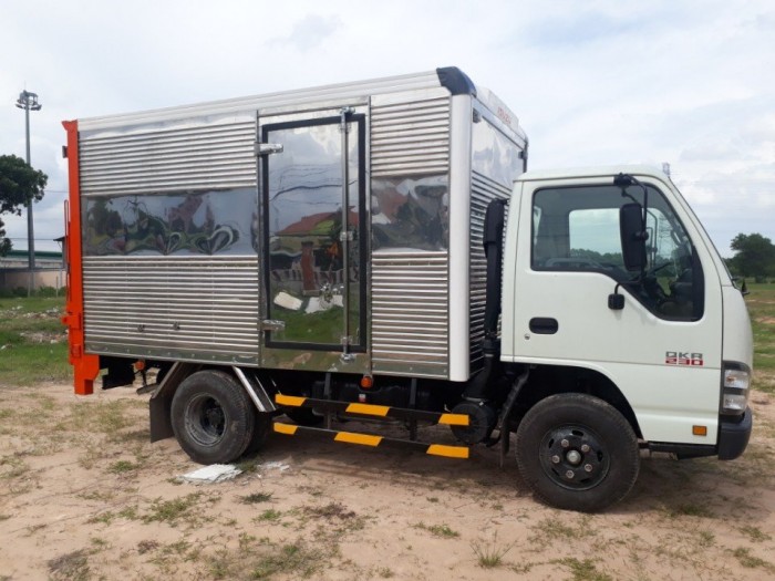 Xe tải isuzu 2t4 thùng kín có bửng nâng, trả trước 100 triệu giao xe luôn