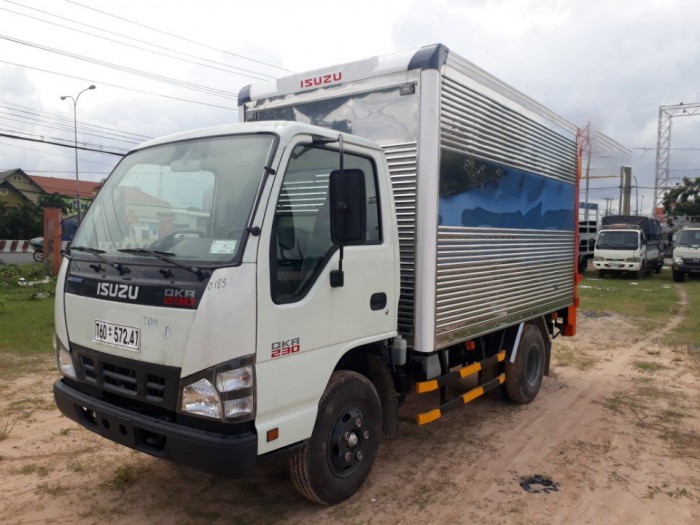 Xe tải isuzu 2t4 thùng kín có bửng nâng, trả trước 100 triệu giao xe luôn