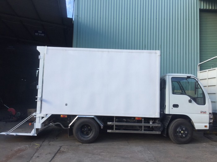 Xe tải isuzu 2t4 thùng kín có bửng nâng, trả trước 100 triệu giao xe luôn