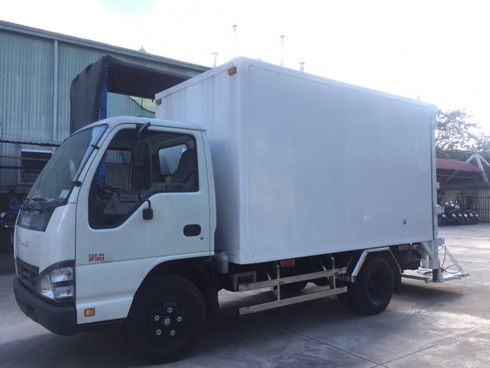 Xe tải isuzu 2t4 thùng kín có bửng nâng, trả trước 100 triệu giao xe luôn
