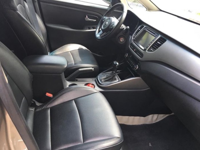 Đi nước ngoài gấp cần bán xe Kia Rondo 2016 số tự động màu vàng