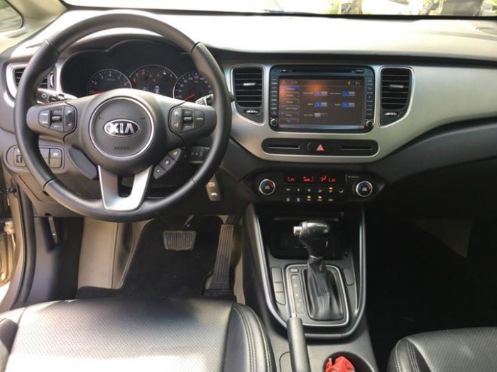 Đi nước ngoài gấp cần bán xe Kia Rondo 2016 số tự động màu vàng