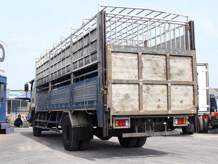 Xe tải isuzu 8t2 chở heo - Trả trước 200 triệu giao luôn xe
