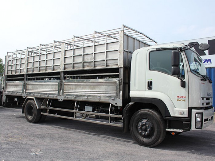 Xe tải isuzu 8t2 chở heo - Trả trước 200 triệu giao luôn xe