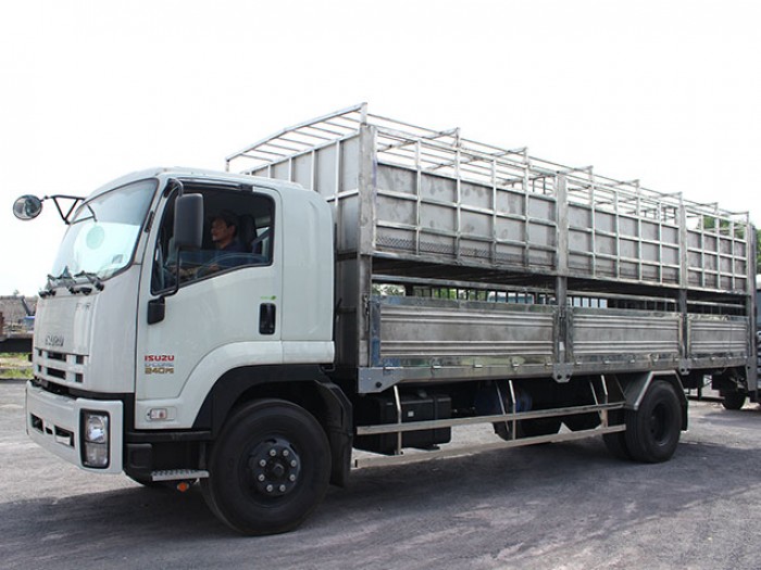 Xe tải isuzu 8t2 chở heo - Trả trước 200 triệu giao luôn xe