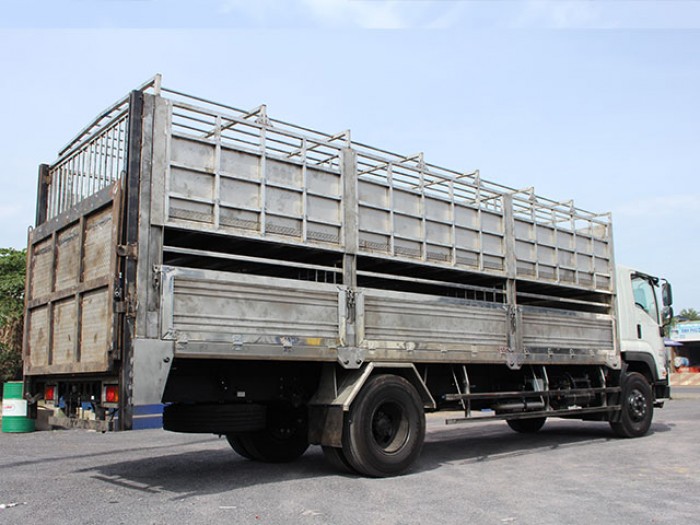 Xe tải isuzu 8t2 chở heo - Trả trước 200 triệu giao luôn xe