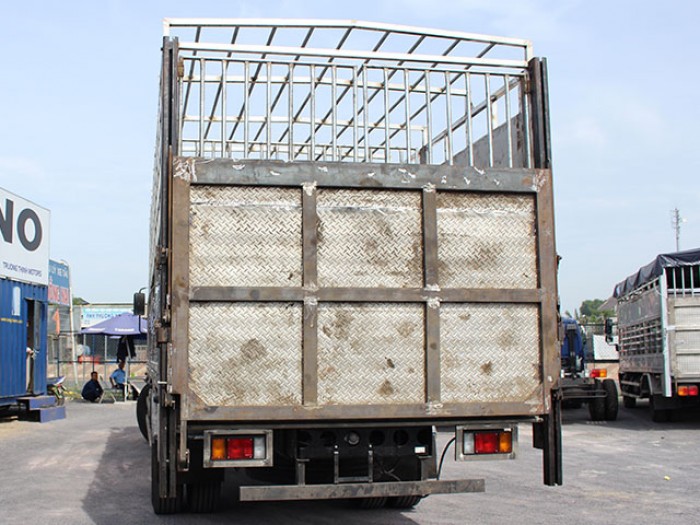 Xe tải isuzu 8t2 chở heo - Trả trước 200 triệu giao luôn xe