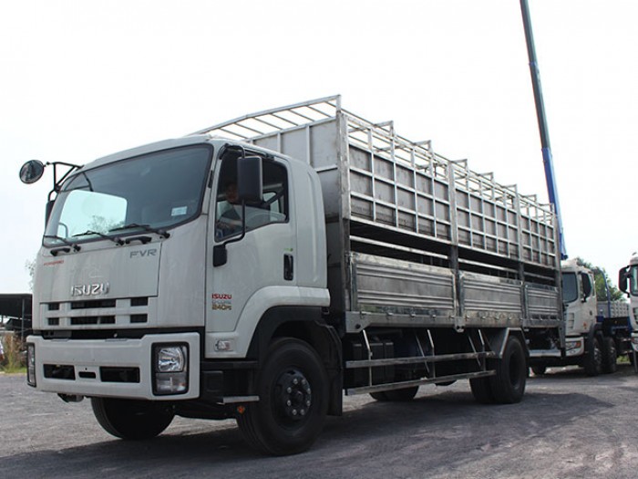 Xe tải isuzu 8t2 chở heo - Trả trước 200 triệu giao luôn xe