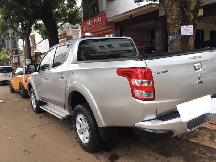 Bán gấp xe Triton 2016, số sàn, một cầu, màu bạc