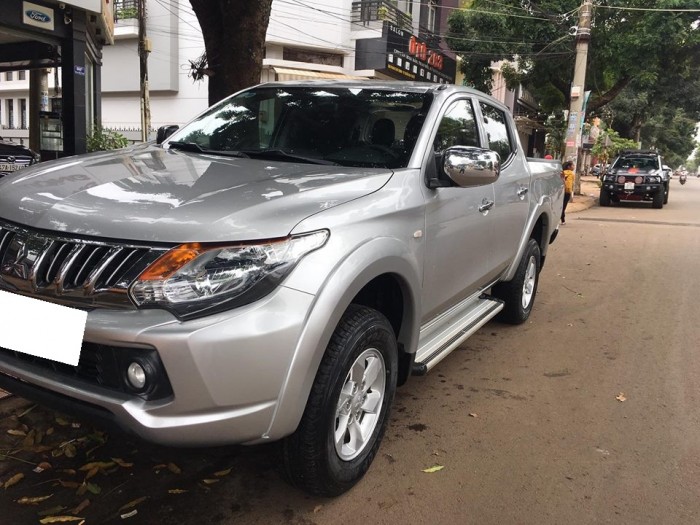 Bán gấp xe Triton 2016, số sàn, một cầu, màu bạc
