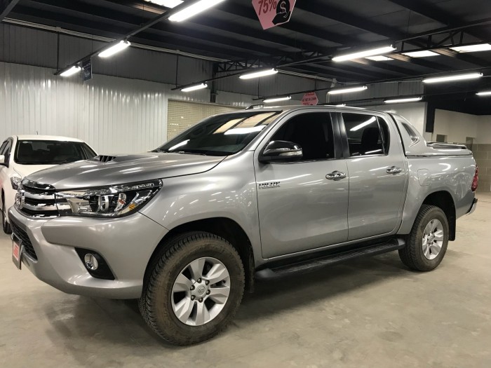 Bán lai jxe bán tải Hilux 2 cẩu nhập Thái màu Bạc