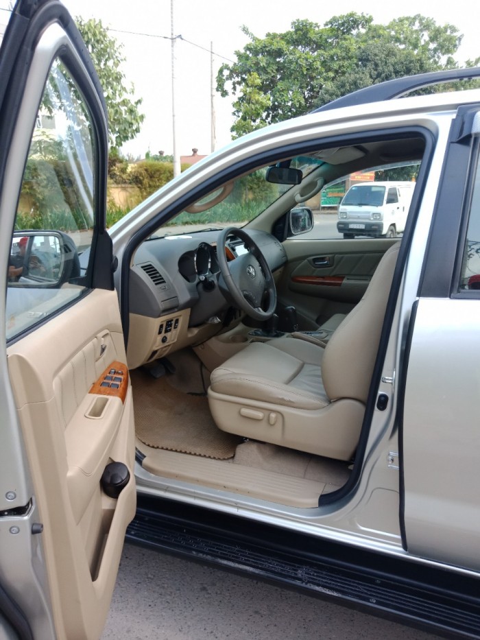 Cần bán xe Toyota Fortuner đời 2010 số tự động, máy xăng 2 cầu