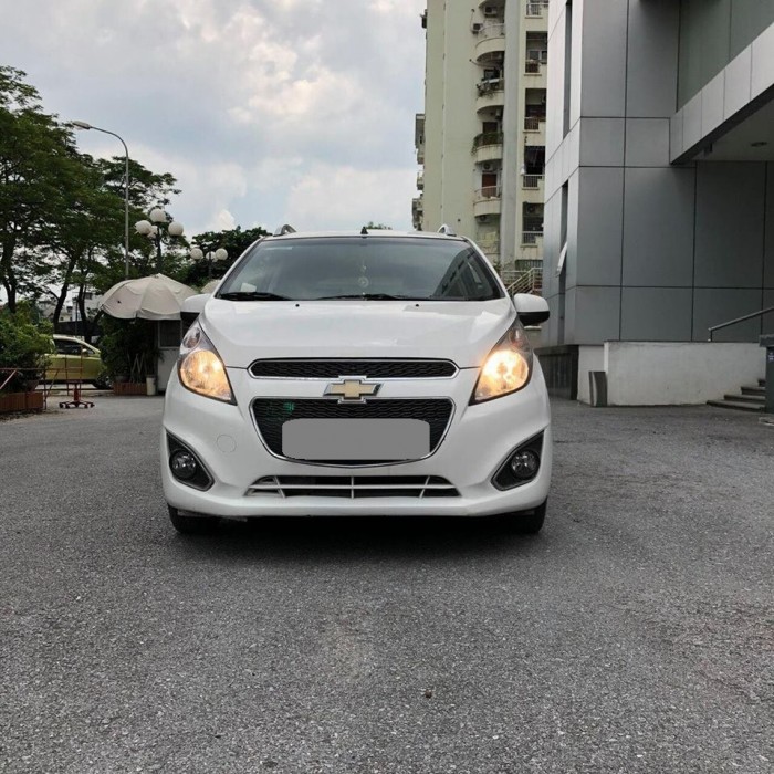 Bán xe Chevrolet Spark LTZ 2015 màu trắng ngọc ngà.