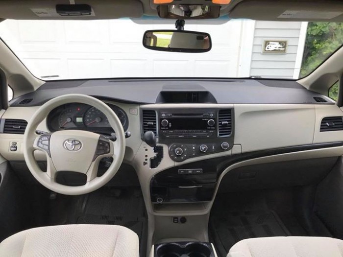 Bán xe Toyota Sienna LE 2011 màu đen nhập khẩu Mỹ